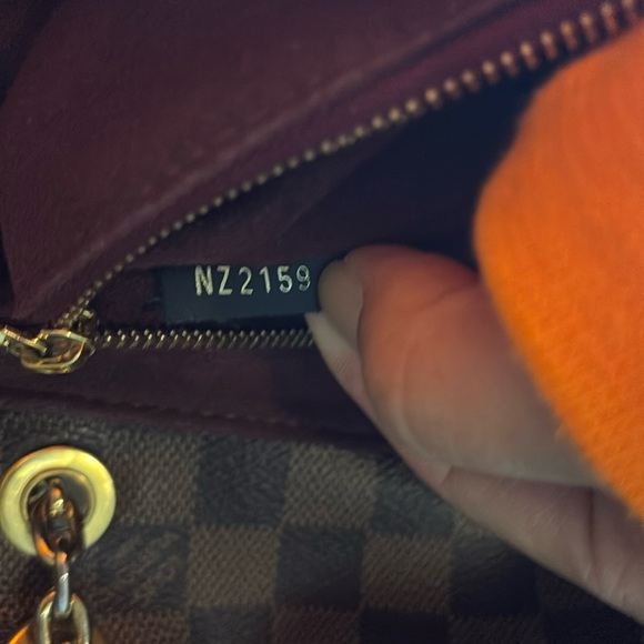 Louis Vuitton elegant purse 10 x 4 x 7 - Picture 2 of 16